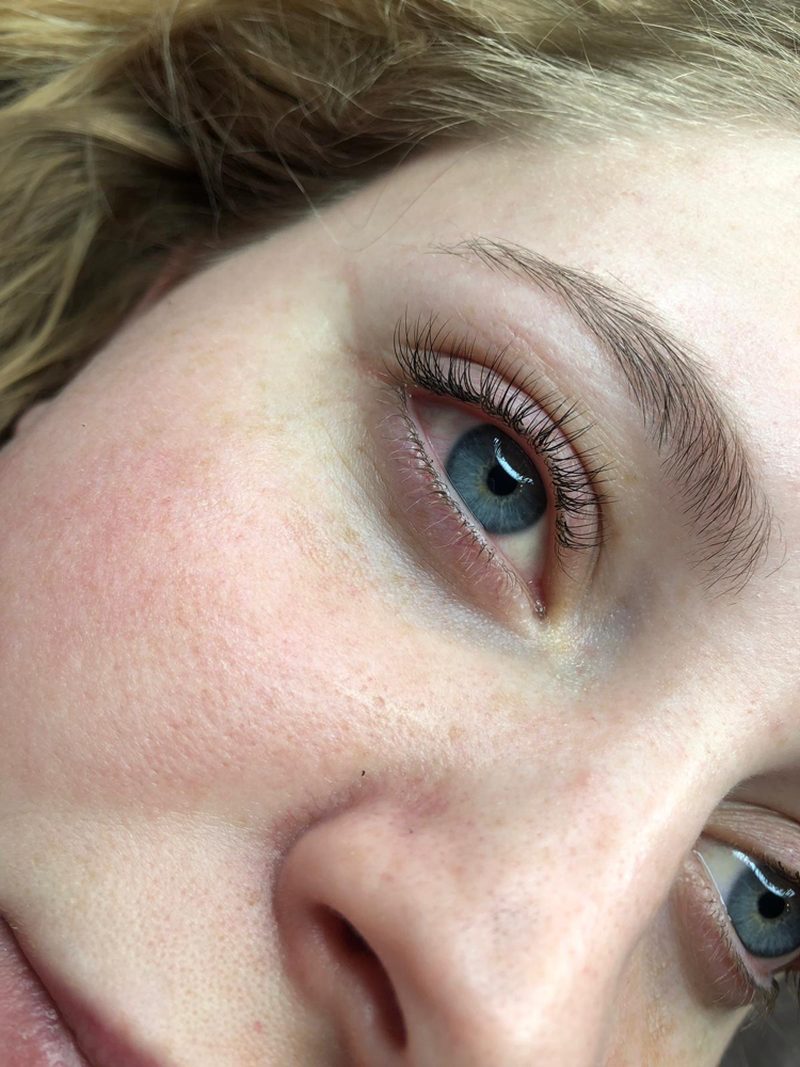 Natuurlijk ogende wimpers na een wimperlifting, van dichtbij gefotografeerd
